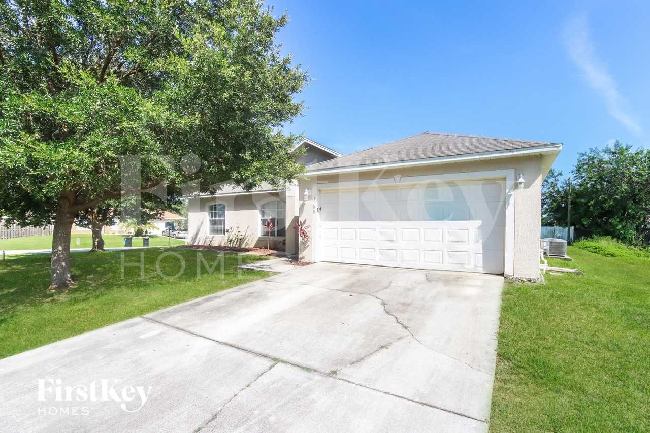 1198 Venus St Se - Photo 2 of 16
