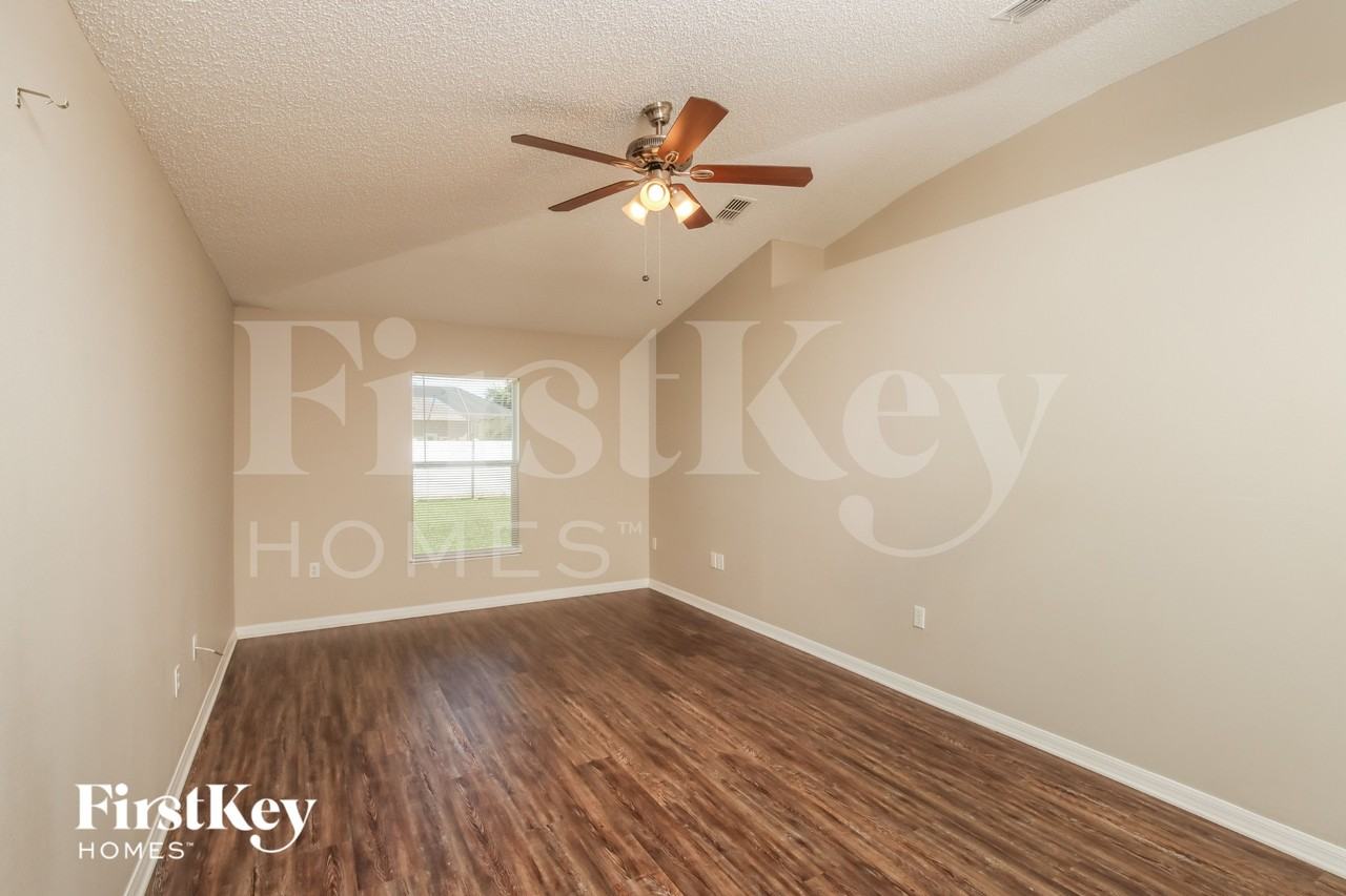1198 Venus St Se - Photo 3 of 16