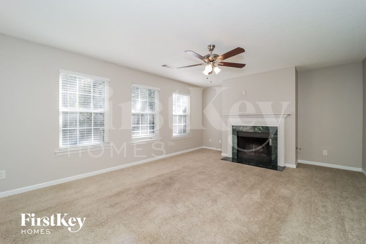 1059 Grandview Cir - Photo 2 of 14