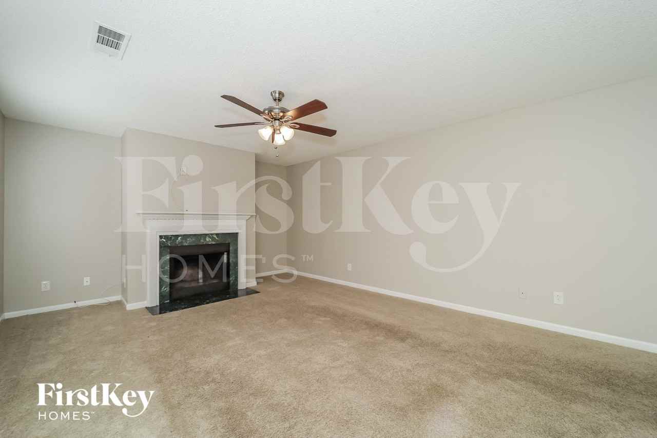 1059 Grandview Cir - Photo 3 of 14