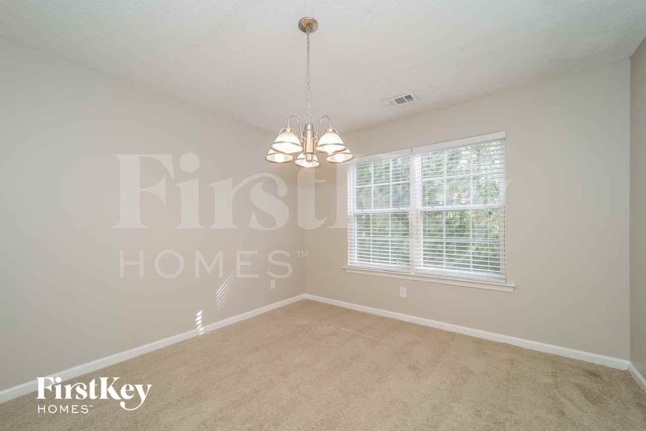 1059 Grandview Cir - Photo 4 of 14