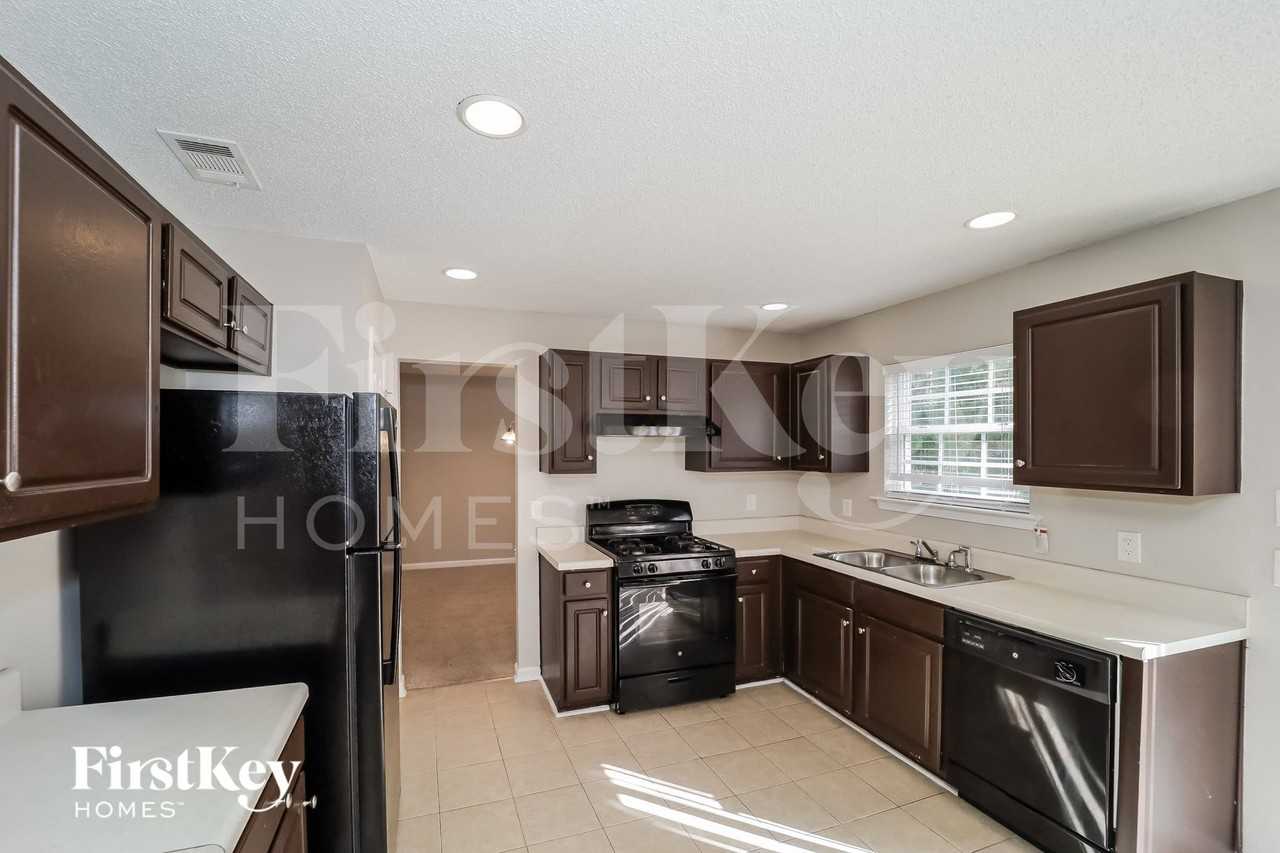 1059 Grandview Cir - Photo 5 of 14