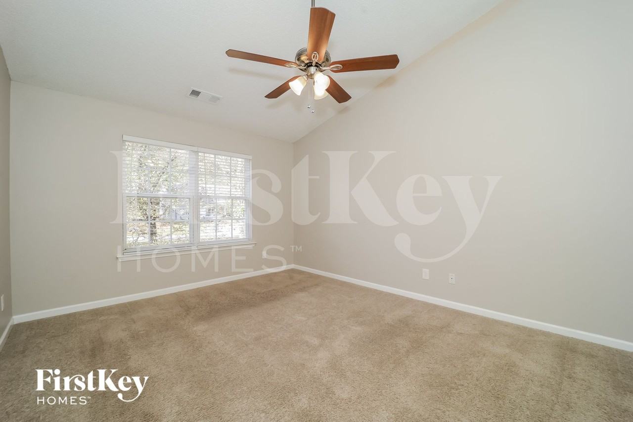 1059 Grandview Cir - Photo 6 of 14