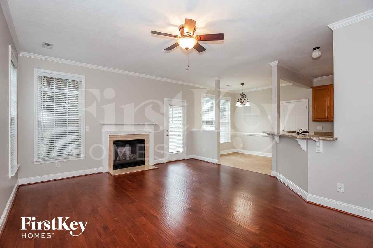 10122 Drew Ct - Photo 2 of 15