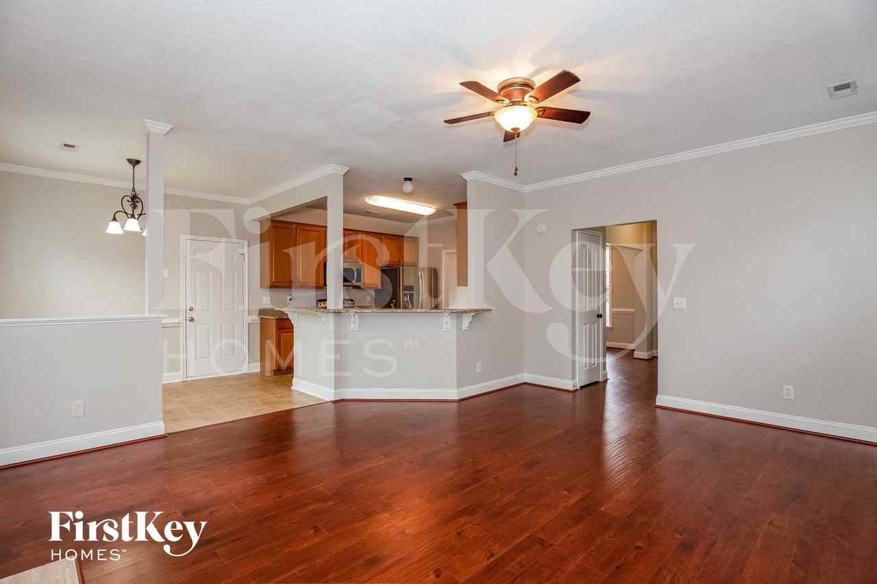 10122 Drew Ct - Photo 3 of 15
