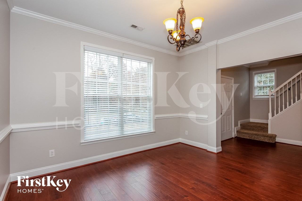 10122 Drew Ct - Photo 4 of 15