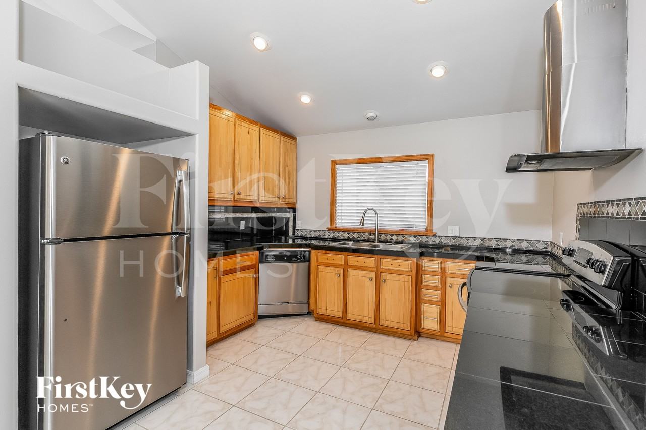 1003 Faircloth Ct - Photo 5 of 16