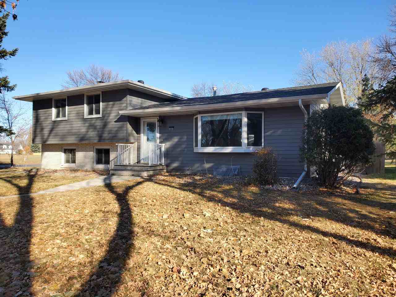 2861 Longfellow Rd N - Photo 2 of 26