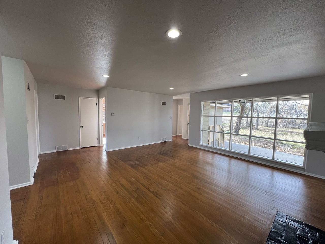 4633 N Indiana Ave - Photo 5 of 23