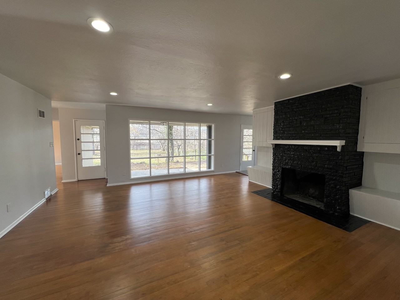 4633 N Indiana Ave - Photo 6 of 23