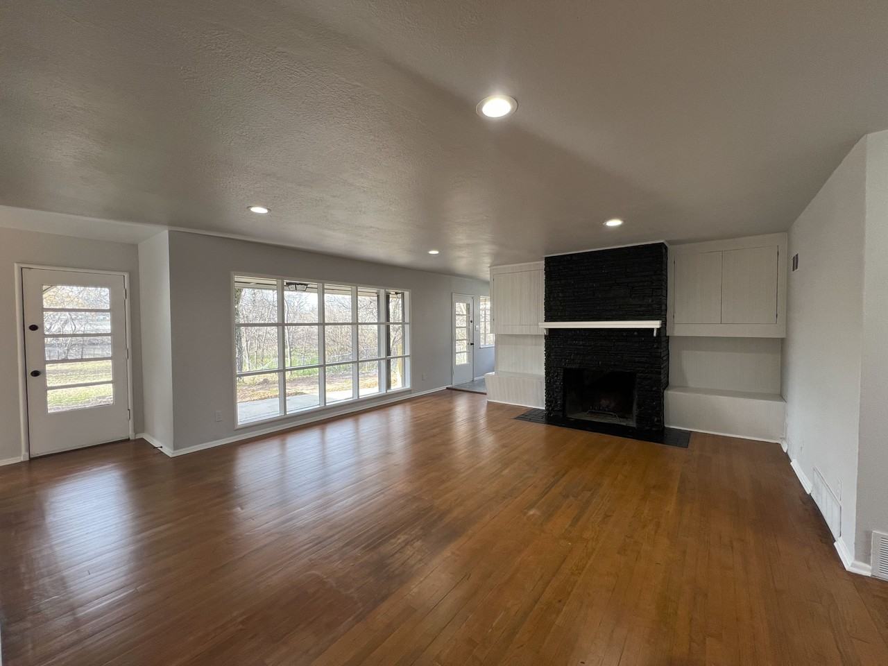 4633 N Indiana Ave - Photo 7 of 23