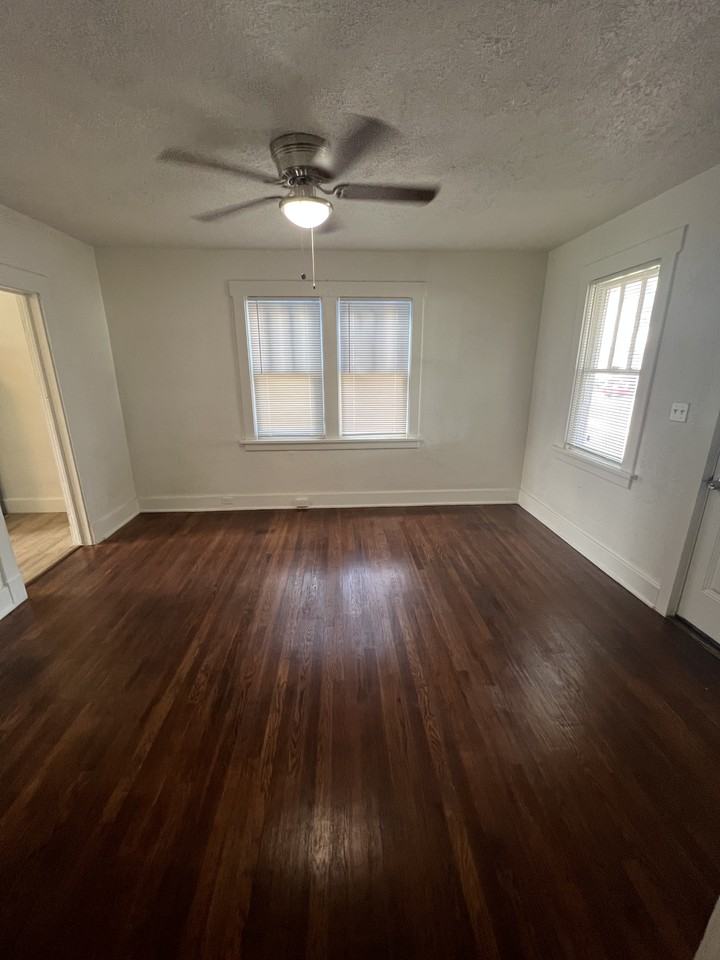 406 22nd St #412 - Photo 4 of 9