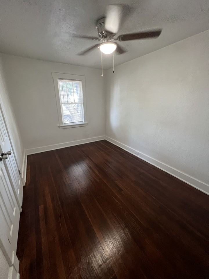406 22nd St #412 - Photo 5 of 9