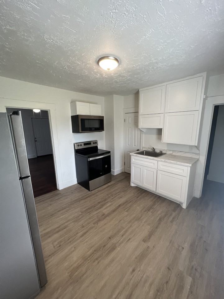 406 22nd St #412 - Photo 7 of 9