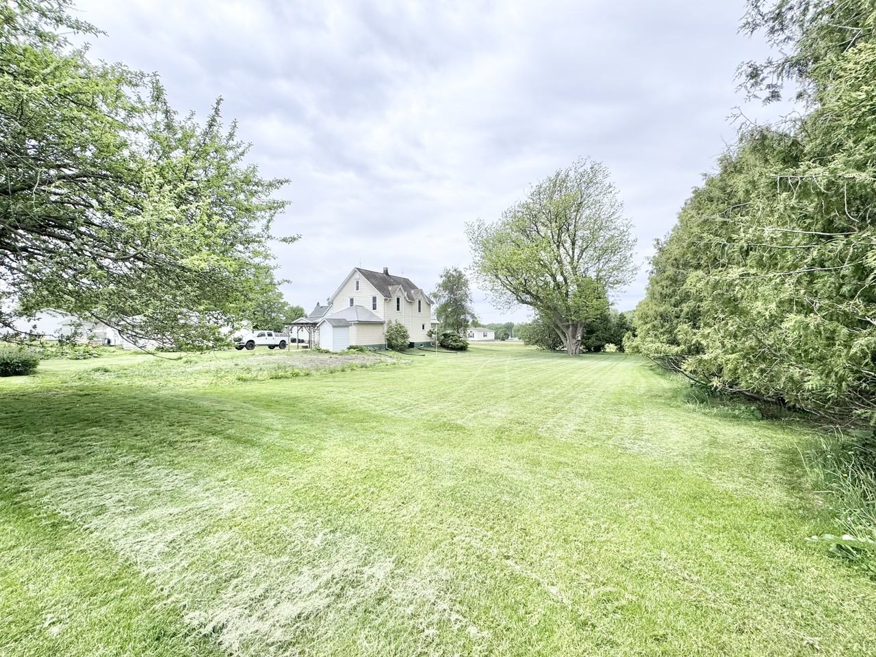 1016 Pleasant St - Photo 2 of 34