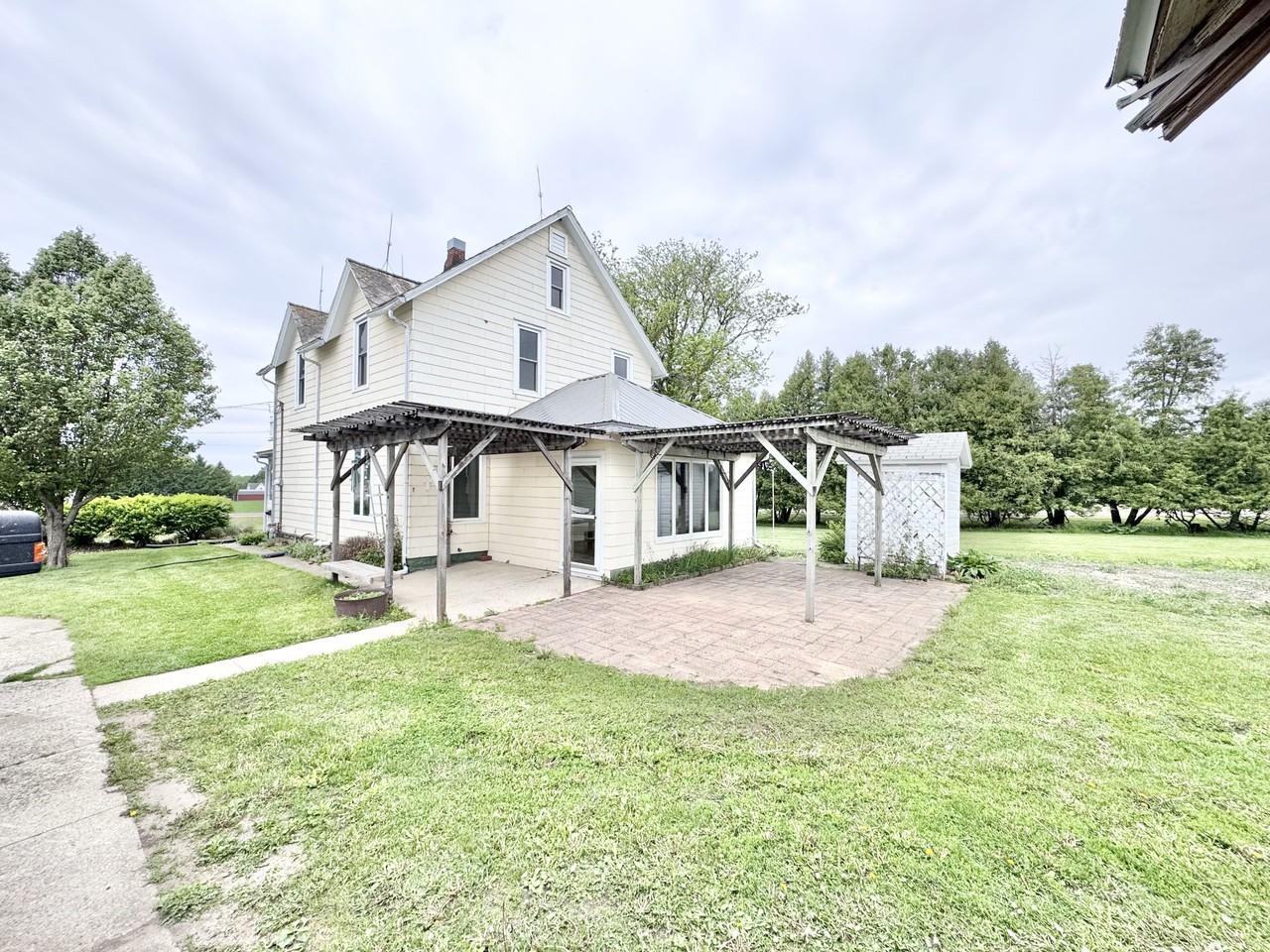 1016 Pleasant St - Photo 3 of 34