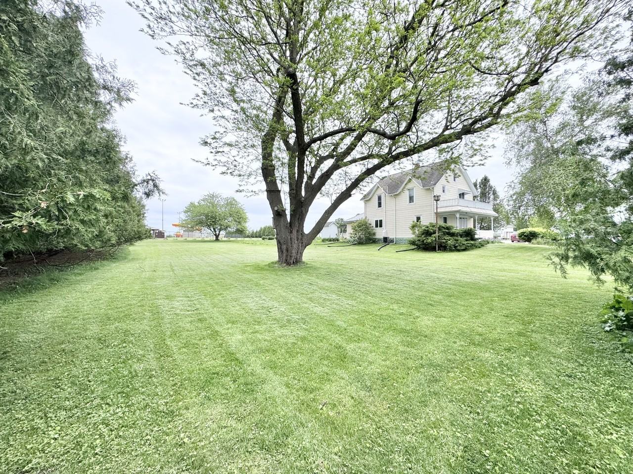 1016 Pleasant St - Photo 4 of 34