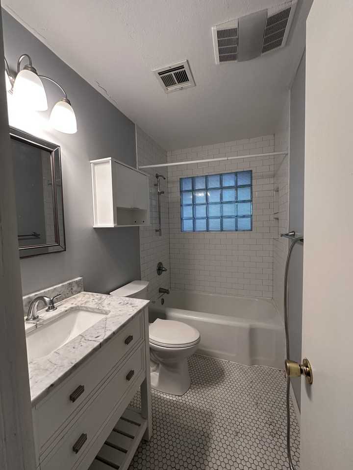 2720 Nw 49th St - Photo 3 of 10
