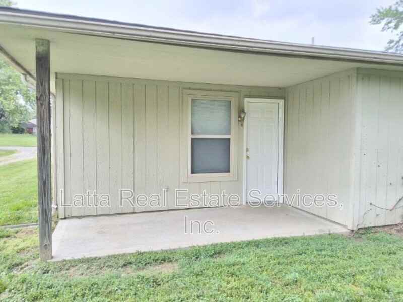 715 W 26th St - Photo 4 of 15