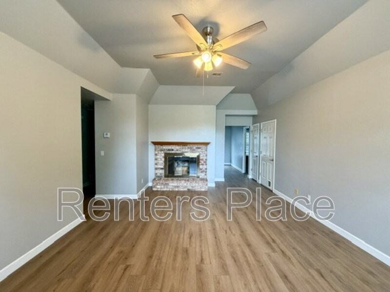 312 W Sycamore St - Photo 2 of 17