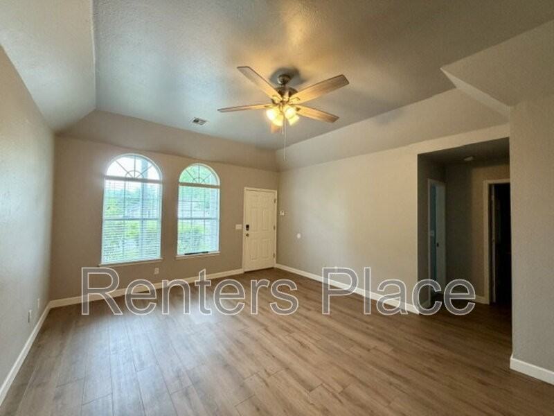 312 W Sycamore St - Photo 3 of 17