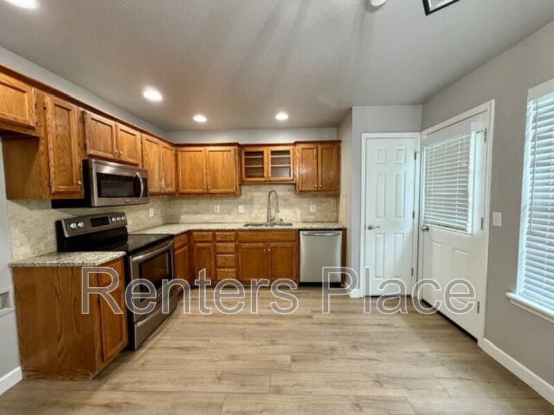 312 W Sycamore St - Photo 4 of 17