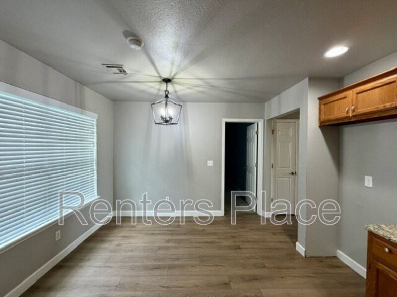 312 W Sycamore St - Photo 5 of 17