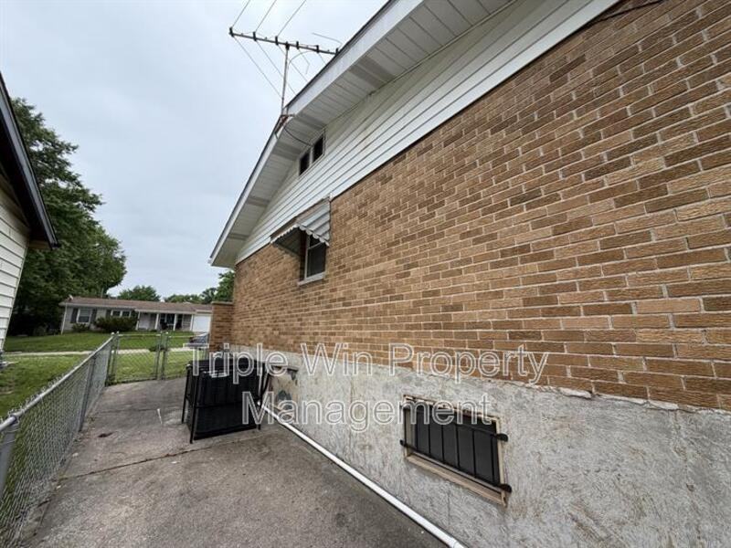 11423 Ortega Dr - Photo 3 of 31