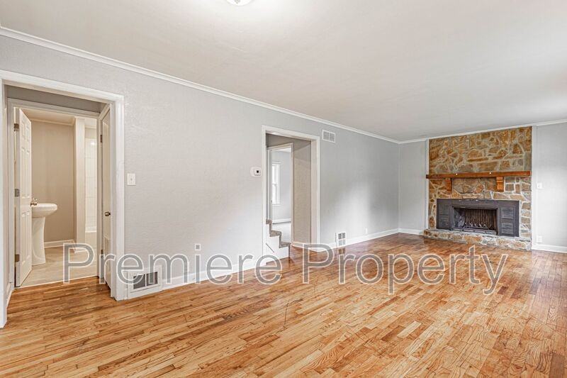 804 E Gudgell Ave - Photo 3 of 14