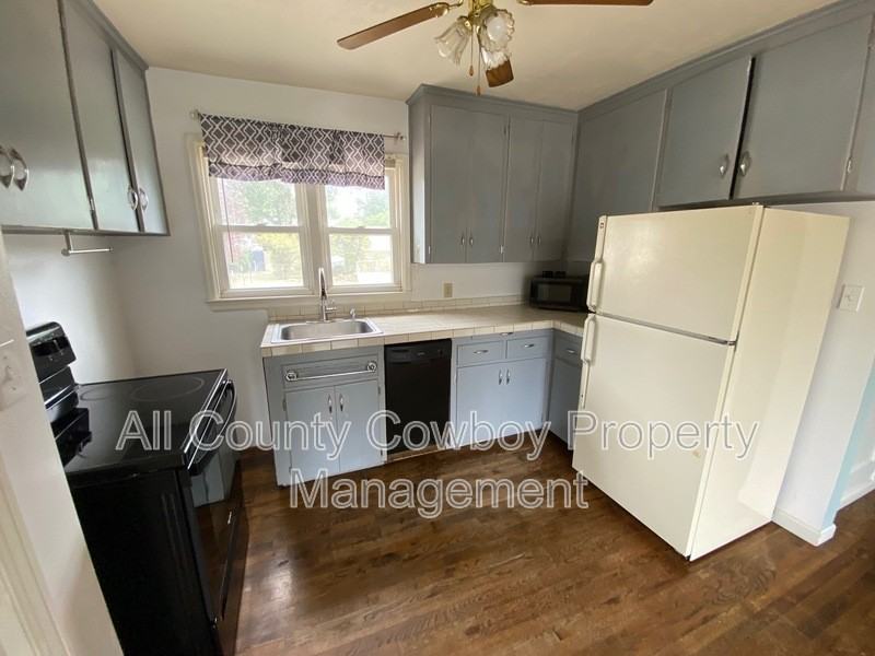 1417 Spring Creek Dr - Photo 3 of 13