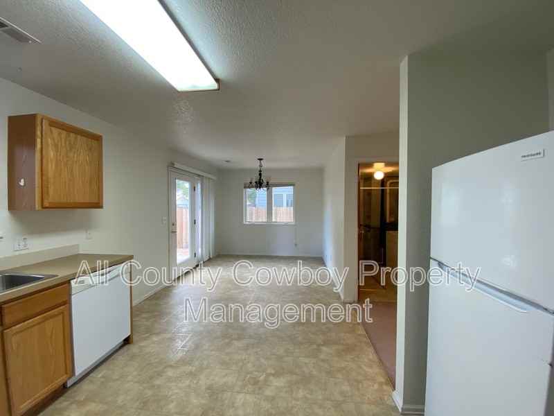 929 Palmer Dr - Photo 3 of 17