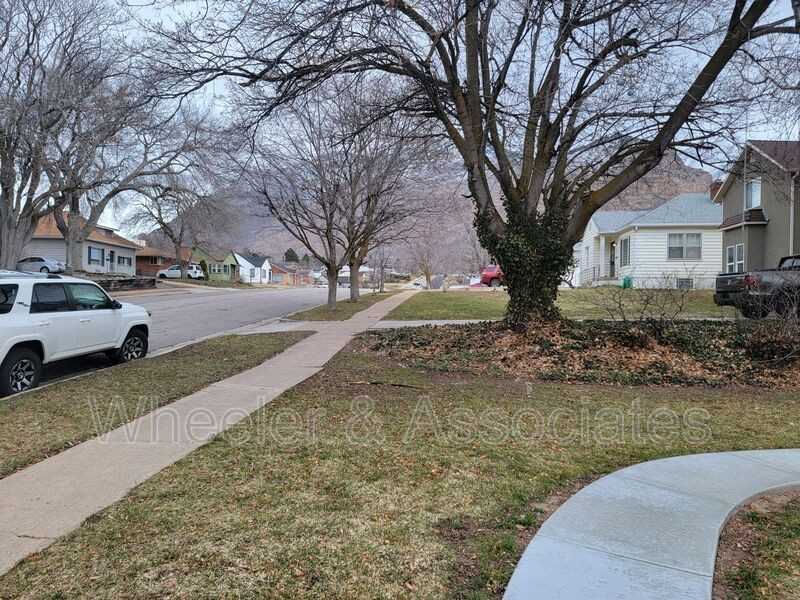 1415 23rd St - Photo 3 of 18