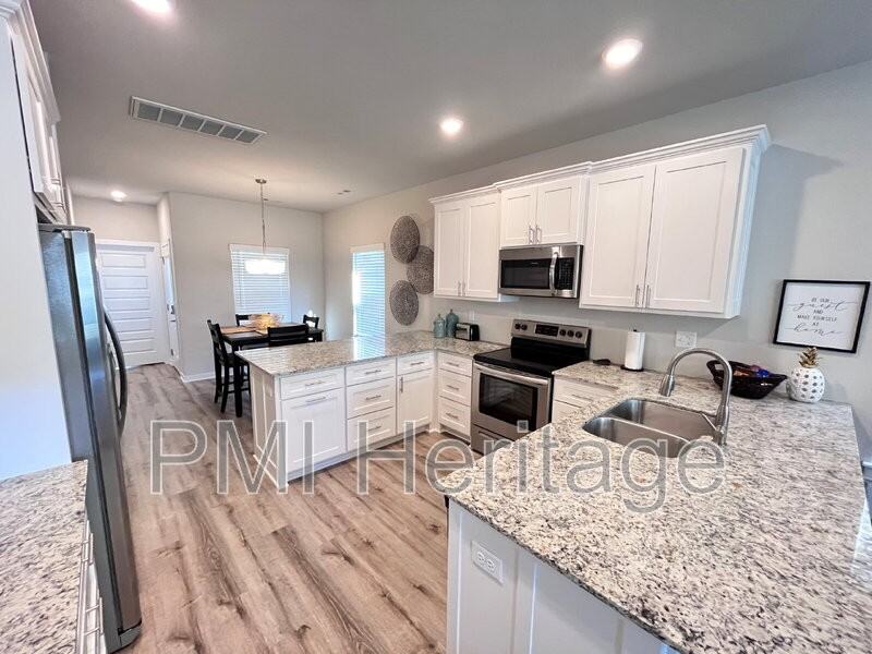 1452 W Sligo St - Photo 4 of 16