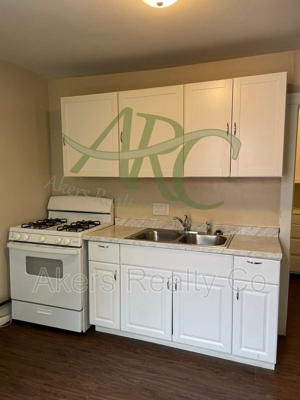 1216 Cedar St - Photo 6 of 13