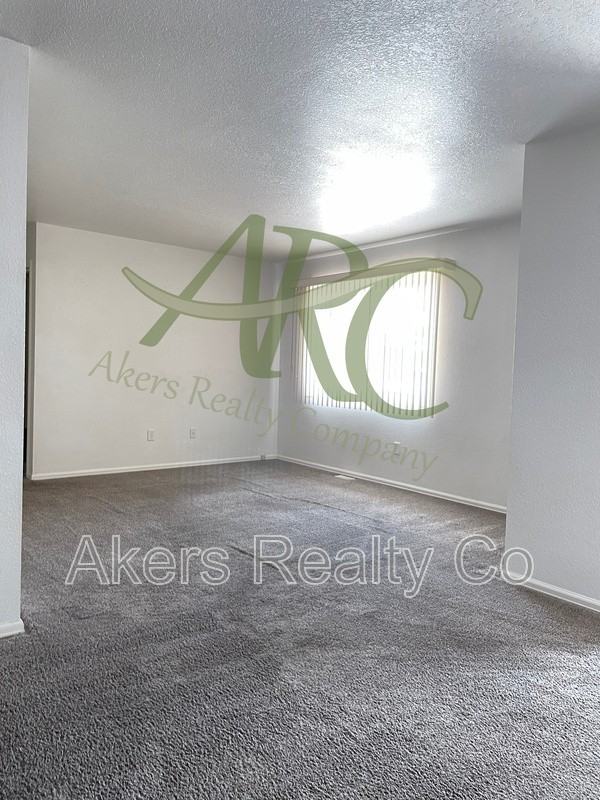 2726 Poplar St #B - Photo 6 of 13