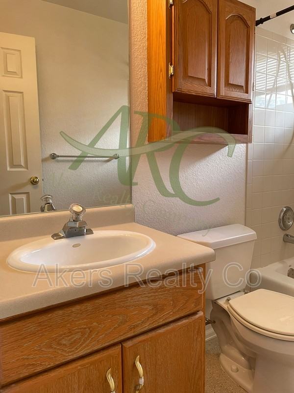 2726 Poplar St #B - Photo 7 of 13