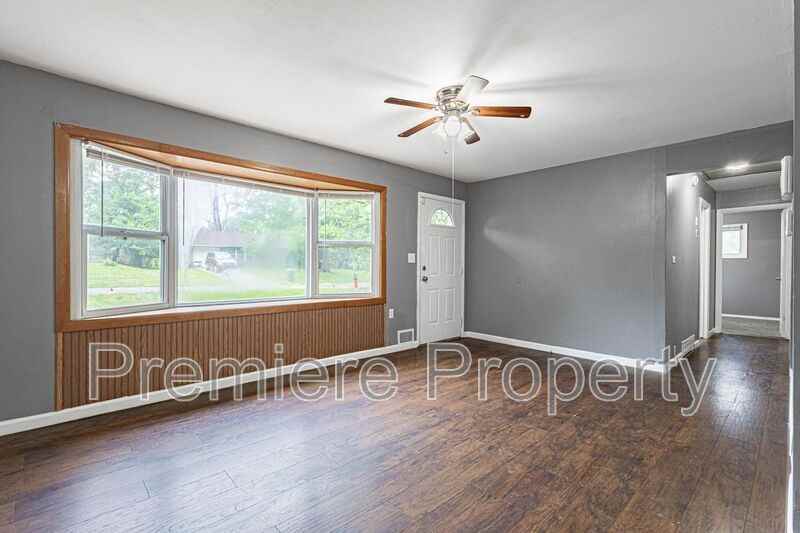 7719 E 112th Ter - Photo 2 of 13