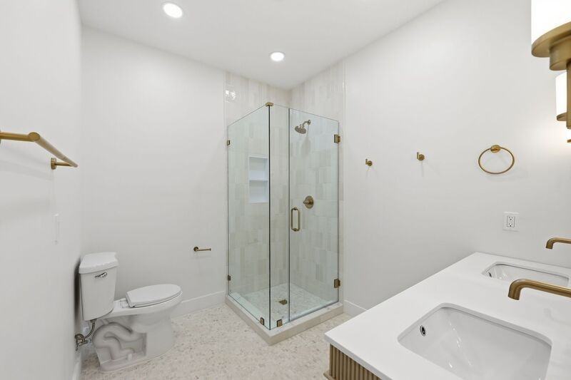 834 Oak St - Photo 6 of 17