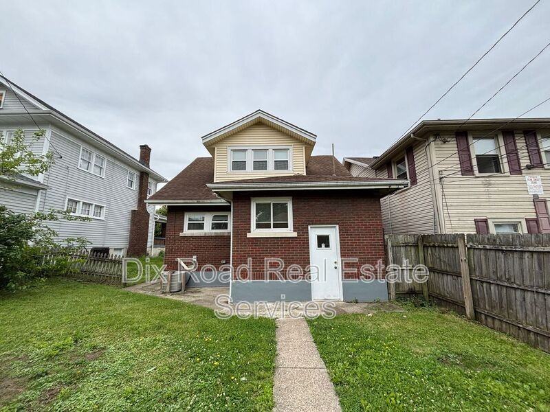 4013 E 3rd St - Photo 4 of 27