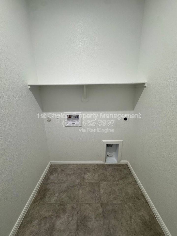 7948 Oaktown Dr - Photo 3 of 10