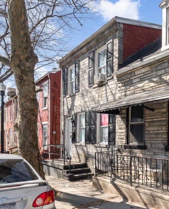 529 Manor St - Photo 2 of 10