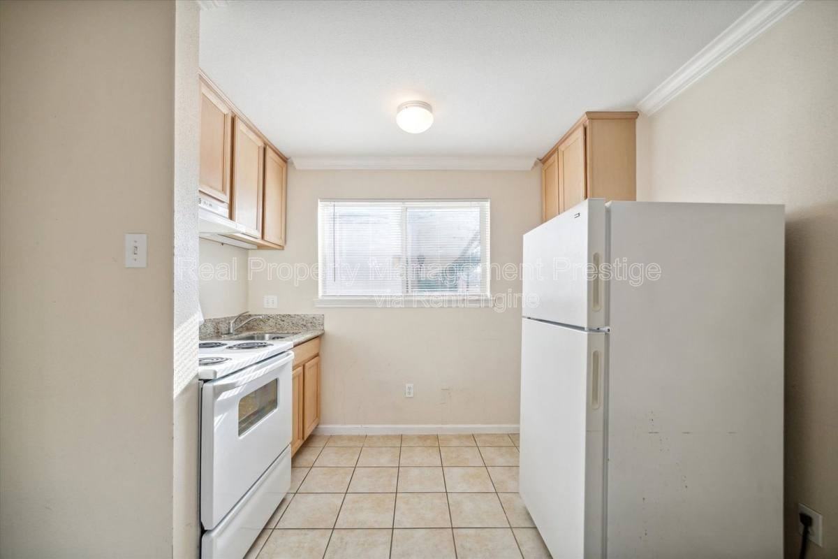 1522 Yale St #23 - Photo 7 of 10