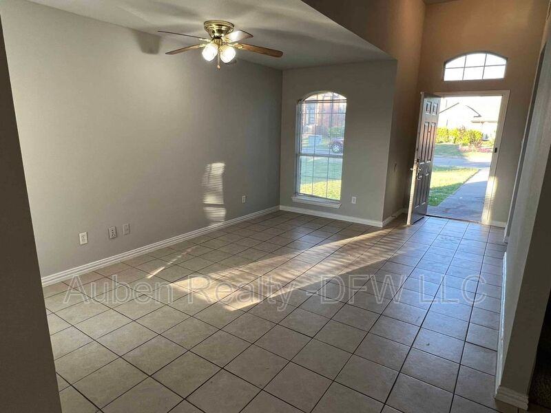 434 Chestnut Ln - Photo 2 of 16