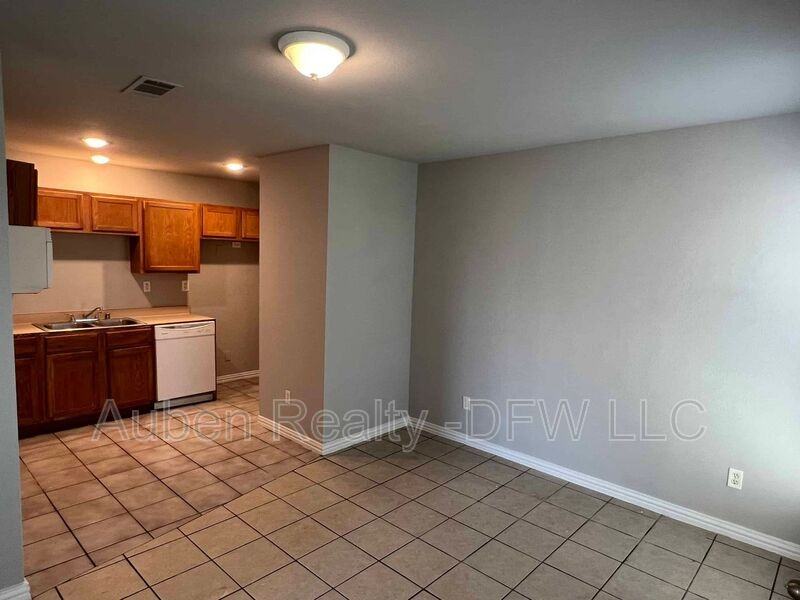 434 Chestnut Ln - Photo 3 of 16