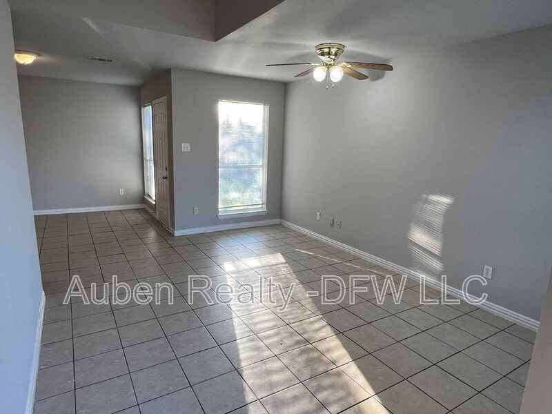 434 Chestnut Ln - Photo 4 of 16