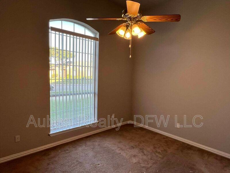 434 Chestnut Ln - Photo 7 of 16