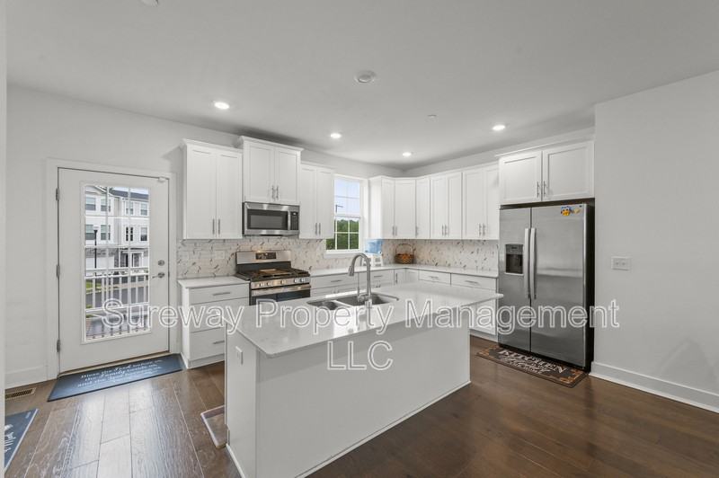 1806 Swales Ct - Photo 3 of 31