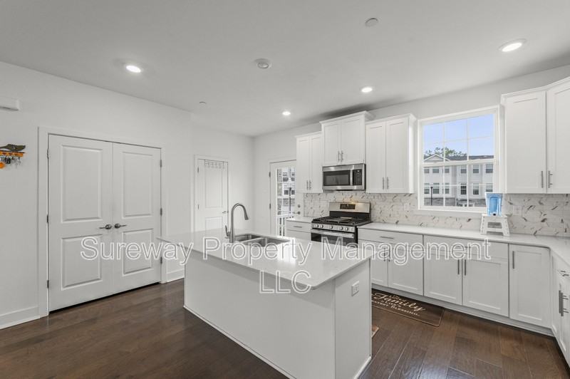 1806 Swales Ct - Photo 4 of 31