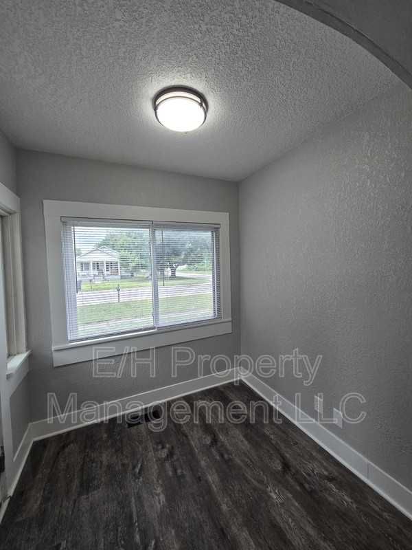 1700 S Ellis St - Photo 4 of 30