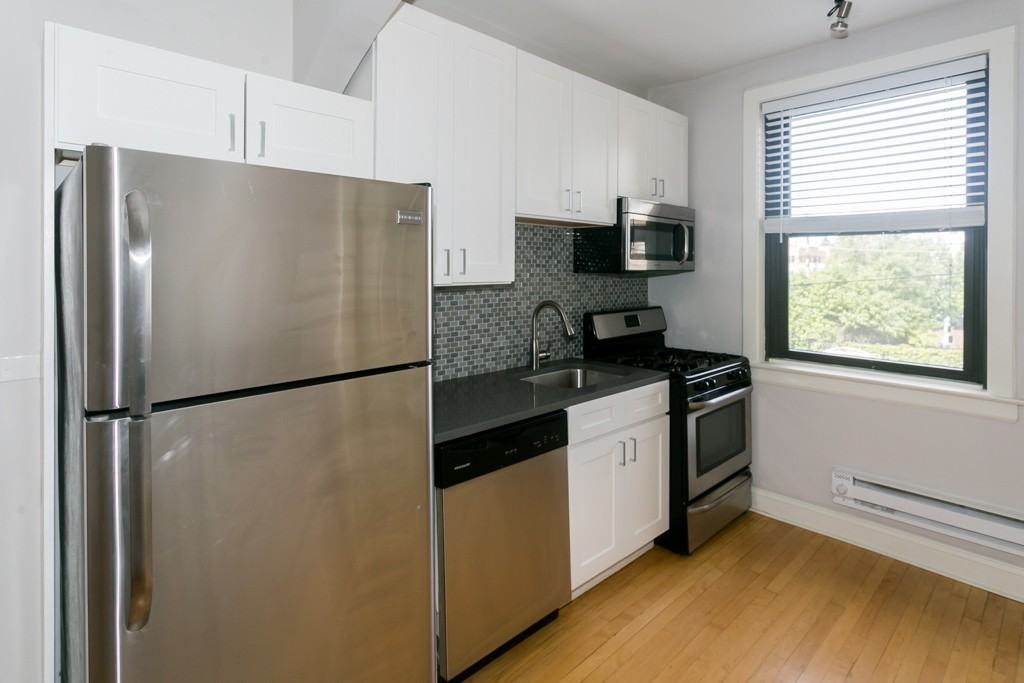 2323 N Rockwell St #1B - Photo 2 of 16